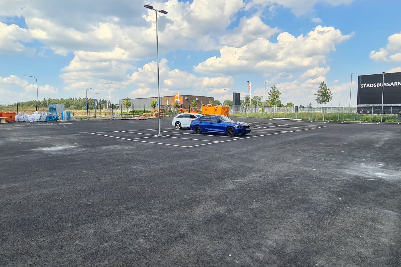 Begagnade bilar Uppsala bild på parkering för velox motor