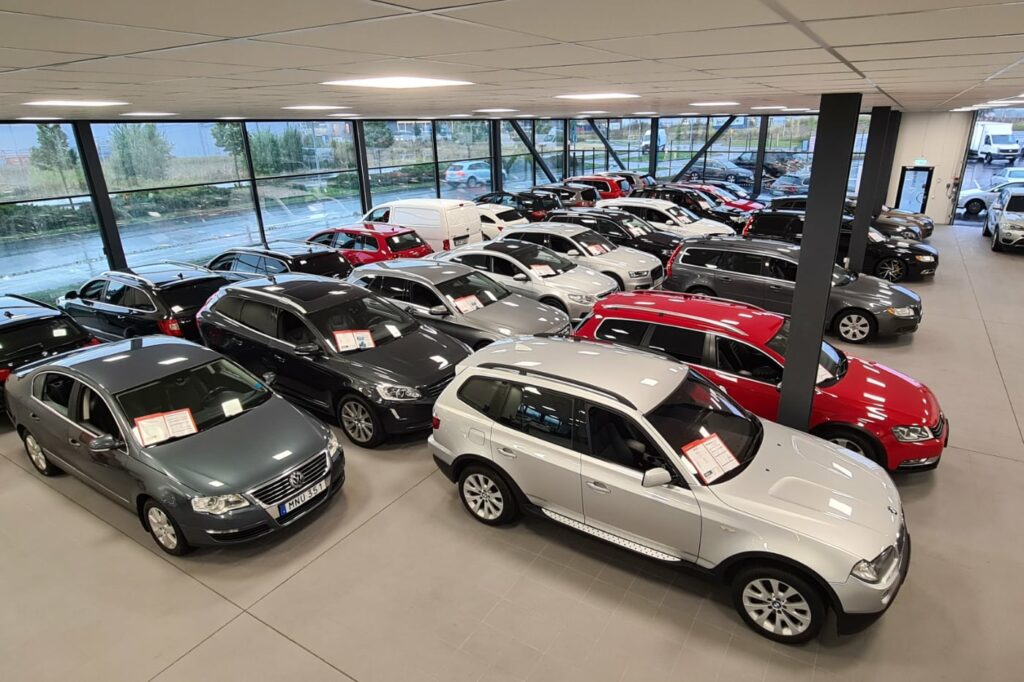 Bild inifrån av Velox bilhall med bilar som är till salu