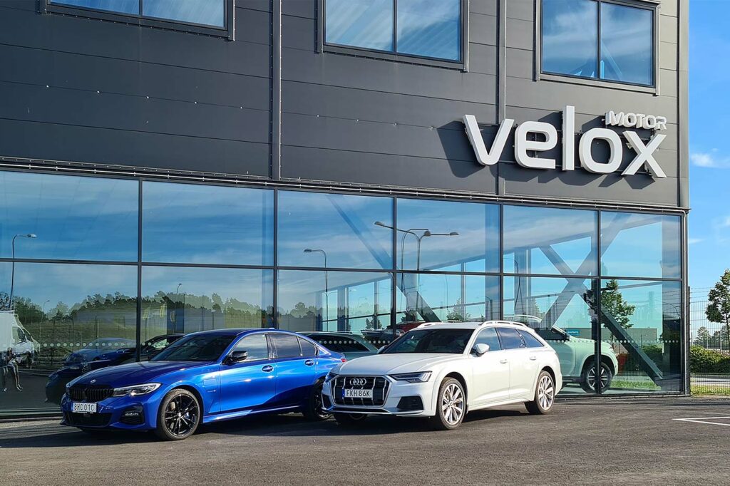 Bilar tillsalu utanför Velox bilaffär i Uppsala